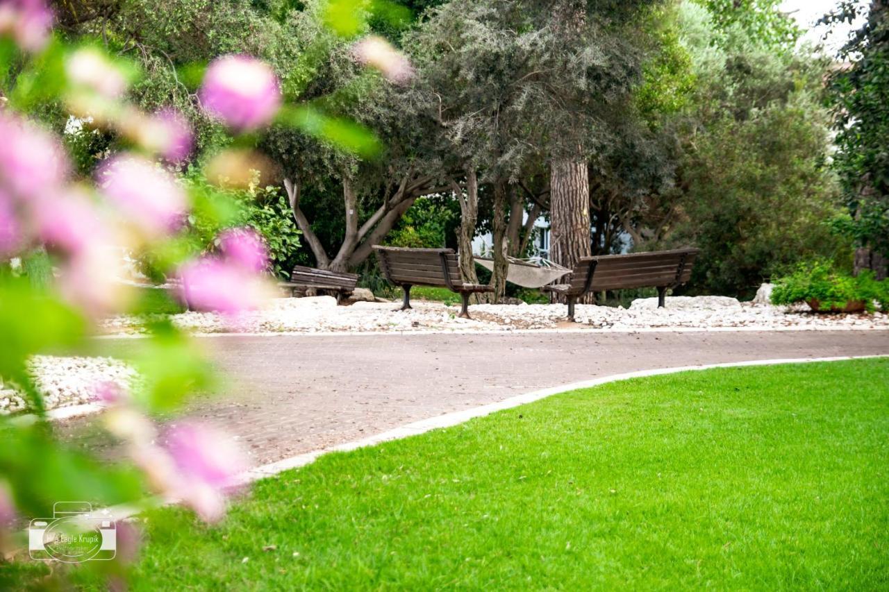 Eden Inn Zihron Yaakov Exterior foto